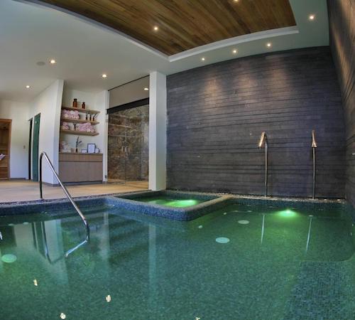 Foto de la piscina con chorros de hidromasaje de forma cuadrada en la zona de spa del hotel Boutique Casa Fernanda en Tepoztlán