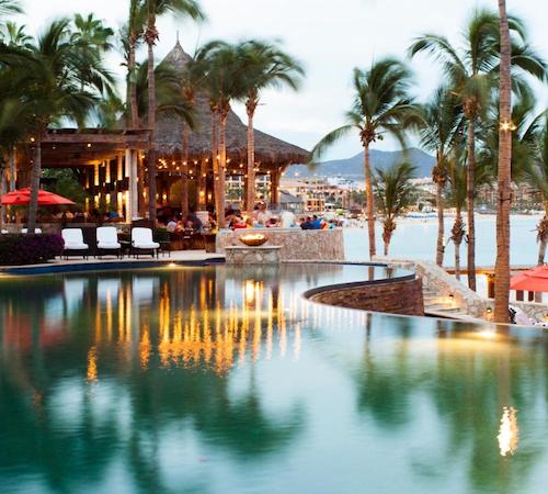 Foto de la piscina de borde infinito que se encuentra junto al bar del hotel Hacienda Beach Club & Residences y con vistas al mar