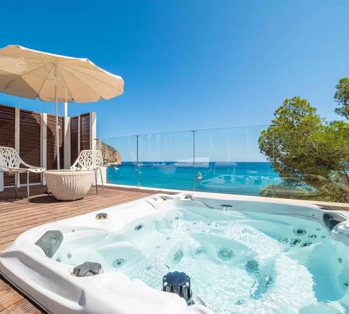 Foto del jacuzzi con vistas al mar en la habitación doble en el hotel solo para adultos de Melbeach Hotel & Spa
