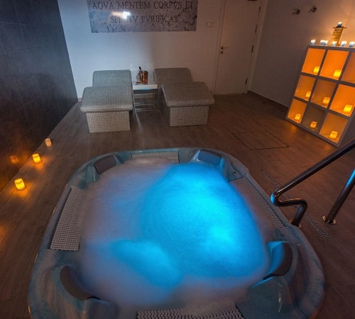 Jacuzzi de la suite del hotel Hotel MedinaSalim en la población romántica de Medinaceli