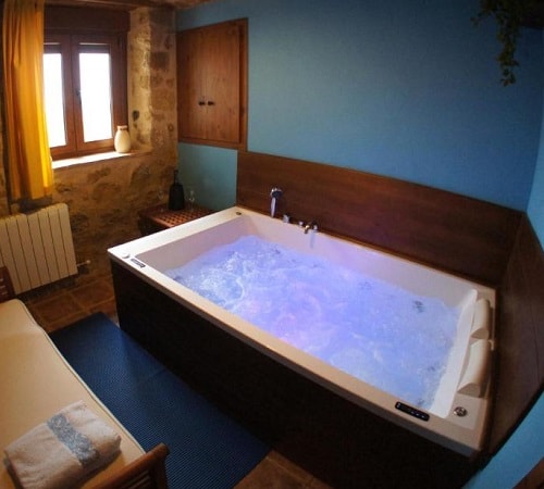 Foto de la habitación con jacuzzi en la casa rural Balcón de Ares que se encuentra en la Comunidad Valenciana