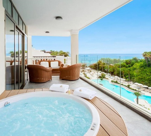 Foto de la terraza con jacuzzi de la habitación Suite Gold Level con bañera de hidromasaje y vistas al océano en hotel Gran Tacande Wellness & Relax en Costa Adeje