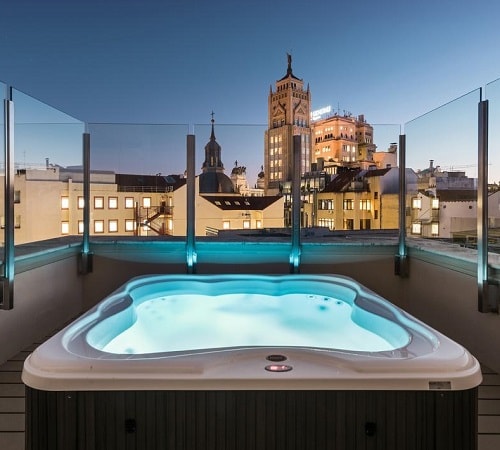 Foto del jacuzzi en la terraza con vistas a Madrid en hotel Catalonia Gran Vía