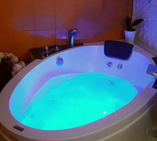 Bañera de hidromasaje de la casa rural Casas y Cuevas El Solins en la provincia de Murcia