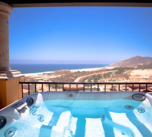 Jacuzzi que se encuentra al aire libre en la terraza con vistas al Cabo San Lucas de las Pueblo Bonito Montecristo Luxury Villas