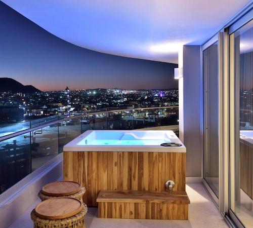 Jacuzzi con luces de cromoterapia en la terraza con vistas a la ciudad de Cabo San Lucas de la Suite Infinity del hotel Corazón Cabo House Resort en Cabo San Lucas