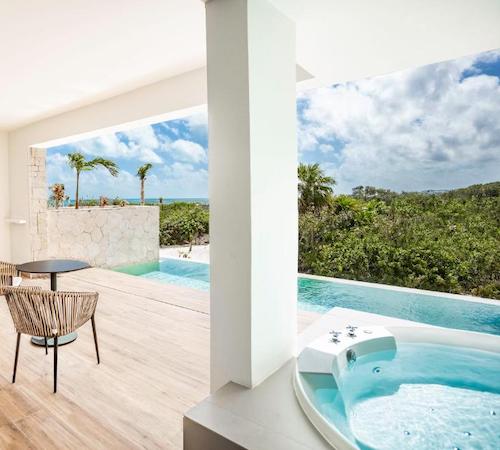 Jacuzzi en la terraza de la habitación junto a una pequeña piscina privada desde la que se divisan unas grandes vistas en el Majestic Elegance Costa Mujeres - All Inclusive