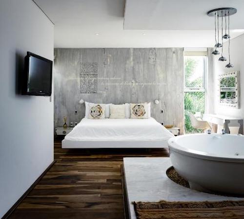 Jacuzzi en frente a la cama en la Suite principal del hotel Be Playa en Playa del Carmen