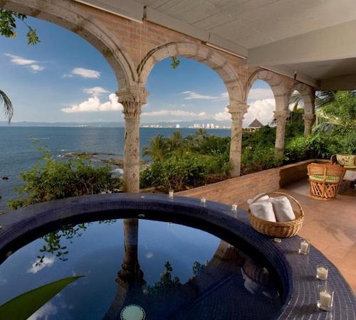 Foto del jacuzzi en la terraza amueblada con vistas a la ciudad de la villa privada del hotel Quinta Maria Cortez en Puerto Vallarta