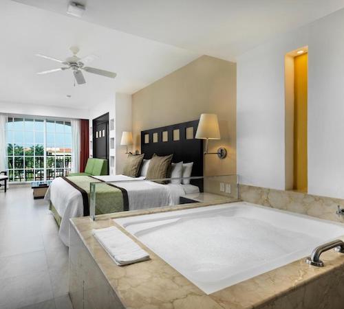 Vista del jacuzzi de forma cuadrada que se encuentra junto a la cama en la Suite Junior el hotel Hotel Marina El Cid Spa & Beach Resort - All Inclusive