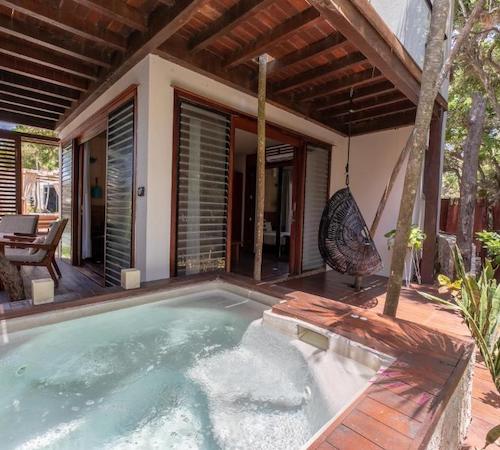 Jacuzzi en el exterior del alojamiento con bañera de hidromasaje con vistas a la selva del Hotel Mi Amor a Colibri Boutique Hotel-Adults Only