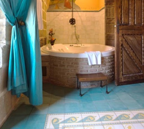 Foto de la bañera de hidromasaje que se encuentra en el baño de la habitación temática en Hospedería Señorío de Casalarreina