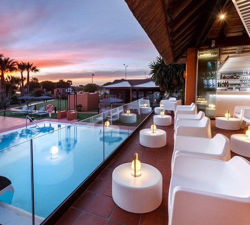 Piscina al aire libre con bañeras de hidromasaje en hotel Royal Hideaway Sancti Petri by Barceló que se encuentra en Chiclana de la Frontera