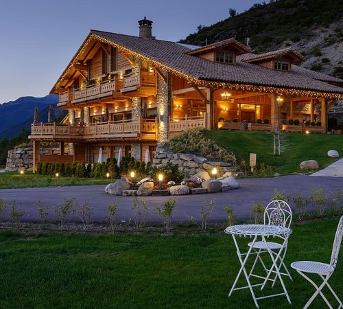 Hotel Viñas de Lárrede es un alojamiento acogedor con piscina al aire libre y rodeado de naturaleza y hermosas vistas para disfrutar de una escapada con tu pareja