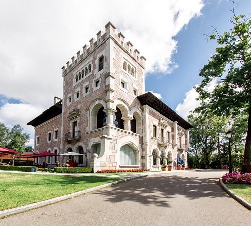 Foto del hotel Castillo Del Bosque La Zoreda, un Castillo rural construido en 1930 donde puedes pasar unas vacaciones románticas con tu pareja en la provincia de Asturias