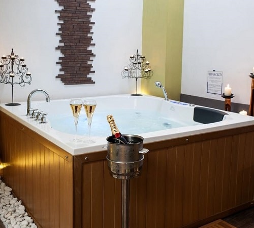 Foto del enorme jacuzzi ideal para parejas que puedes encontrar en la habitación con bañera de hidromasaje del Hotel Spa Adealba