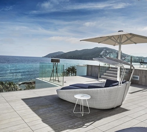 Piscina infinita con terraza privada y camas balinesas para disfrutar de las vistas al mar en hotel Catalonia Royal Ses Savines - Adults Only con tu pareja en Ibiza.