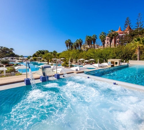 Foto de la piscina con borde infinito y con zona privada que se encuentra junto a 8 bañeras de hidromasaje en el hotel romántico Gran Tacande Wellness & Relax Costa Adeje en la isla de Tenerife