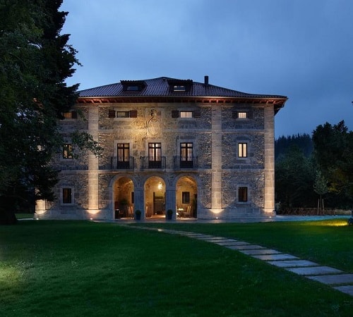 Foto del hotel Iriarte Jauregia que se encuentra en un palacio restaurado el siglo XVII rodeado de campo y naturaleza