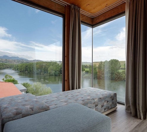Habitación romántica para parejas con vistas al río Ebro en el hotel Palacio Tondón, un hotel tranquilo para desconectar