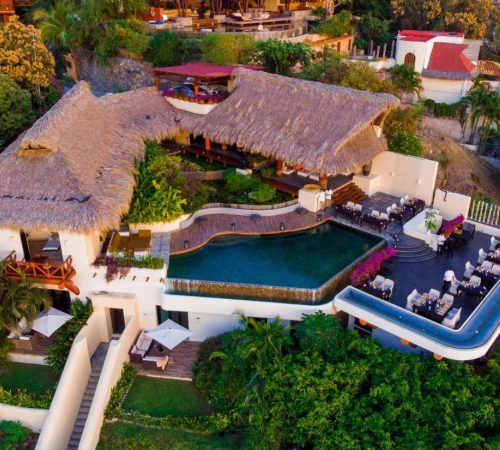 Vista aérea del hotel Tentaciones Hotel & Lounge Pool - Adults Only donde se puede ver la piscina con mobiliario de terraza y el jardín interior del hotel.