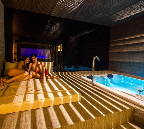 Cama para descansar con tu pareja junto al jacuzzi privado y la sauna del spa que se encuentra en el hotel Hotel Spa Balfagon