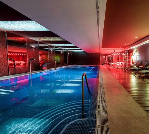 Zona de spa en hotel Castillo Del Bosque La Zoreda con piscina de hidroterapia, bañera de hidromasaje, hammam y tratamientos de belleza