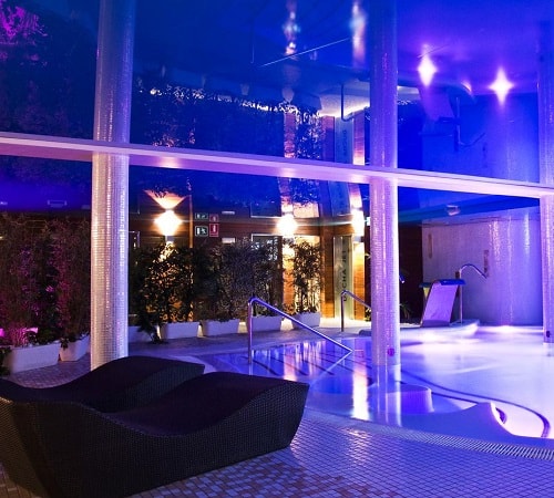 Zona de spa con piscina de hidroterapia, terma romana, baño de vapor y jacuzzi en hotel Hotel La Casona de Luis en la población cántabra de Queveda