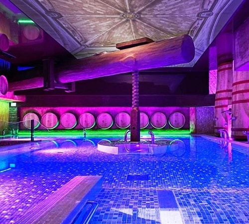 Zona de SPA con tumbonas térmicas, piscina de hidroterapia, jacuzzi, sauna y ducha de sensaciones en Hotel SPA El Lagar de Isilla