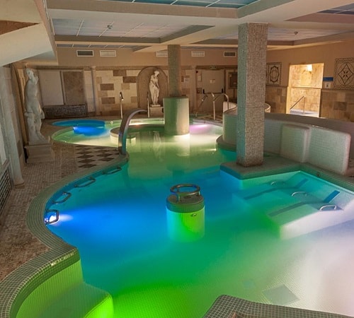 Vista de la piscina climatizada de hidroterapia, con duchas de sensaciones y jacuzzi en el Hotel Comendador en la población manchega de Carranque