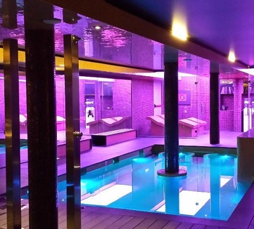 Piscina cubierta climatizada con chorros de hidroterapia, sauna, baño turco y bañeras de hidromasaje en la zona de SPA del Hotel Cosmopolita Hotel Boutique & Spa