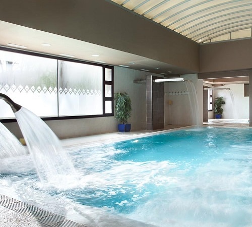 Zona de spa con piscina climatizada con aguas medicinales provenientes de las termas que hay bajo el Hotel Balneario Valle del Jerte donde además tienes bañera de hidromasaje, baños termales, sauna y amplia gama de masajes