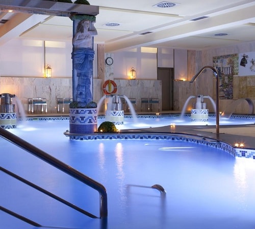 Zona de spa con piscina cubierta climatizada con chorros de hidroterapia, jacuzzi, termas y áreas de relajación con sillones calientes y terapias exoticas hotel Hotel Carlos I Silgar