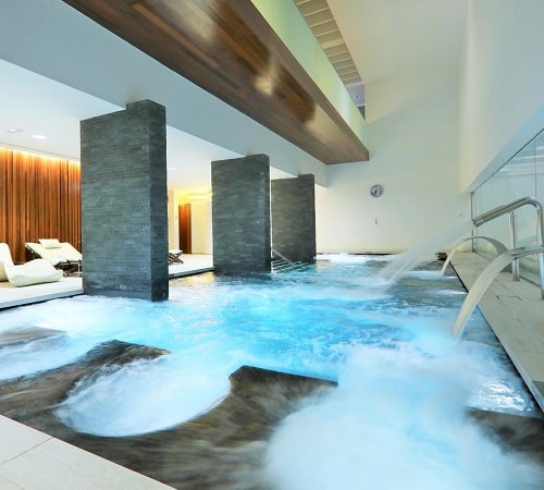 Spa del hotel Iberostar Grand Salomé con piscina climatizada, sauna finlandesa, pozo frío y duchas de sensaciones