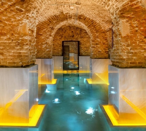 Zona de Spa con piscina de hidroterapia, sauna y tratamientos de belleza en el Hotel Pestana Plaza Mayor Madrid