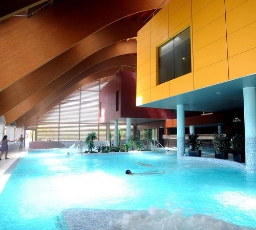 Zona de spa muy amplia con piscinas de hidromasajes, jacuzzi, sauna, hammam, tratamientos de masajes y piscinas de agua de mar.