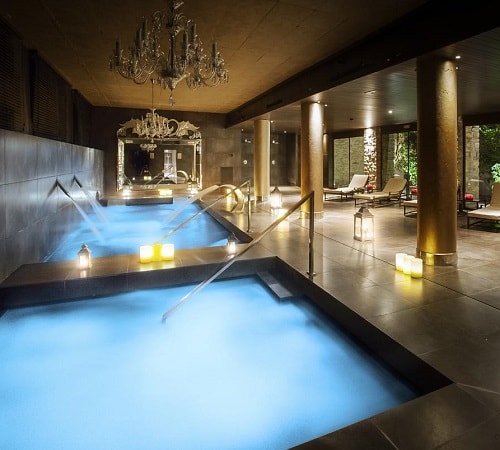 Centro de bienestar y zona de spa con piscina de hidroterapia, tepidarium, hammam, servicio de masajes y aperitivos y sala privada para utilizar en pareja del Hotel Castillo de Gorraiz Golf & Spa