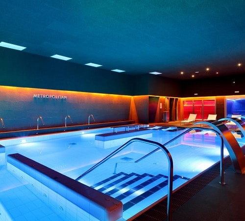 Spa con piscina de hidroterapia, zona de relajación,tratamientos de belleza y servicios de masajes