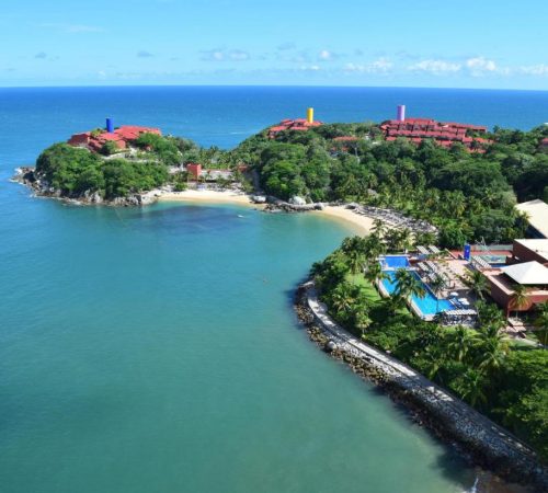 Vista de la pequeña playa a lo largo de la costa donde se encuentra el hotel Las Brisas Huatulco con vistas al mar y rodeado de naturaleza