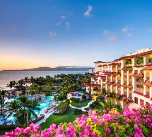 Foto del Hotel Grand Velas Riviera Nayarit con las habitaciones con vistas al jardín, la piscina con tumbonas y palmeras, y el mar