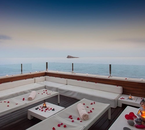 Terraza con zona chill-out para tomar unas copas con vistas al mar en compañía de tu pareja