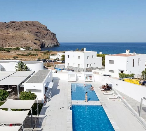 Vista de la piscina y las instalaciones junto a la costa de Almería del hotel Hotel Spa Calagrande Cabo de Gata