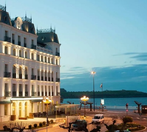 Foto del Gran Hotel Sardinero con el mar de Santander al fondo.