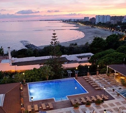 Foto de la terraza del hotel Thalasso Hotel El Palasiet con vistas al mar, con tumbonas y con mesas para disfrutar de vistas a la playa