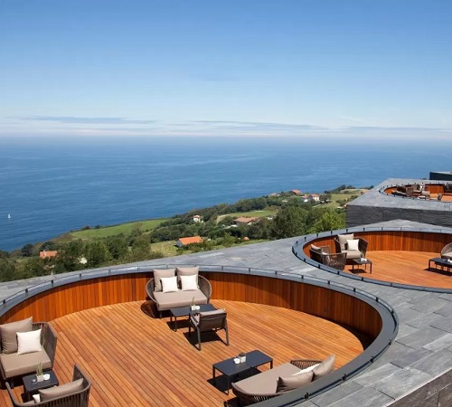 Foto de las terrazas circulares con mesas con vistas al mar en el restaurante del hotel de lujo de 5 estrellas Akelarre - Relais & Châteaux