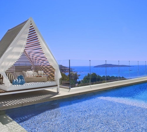 Cama balinesa con cubierta con tejado en la piscina del hotel con vistas al mar ME Ibizad
