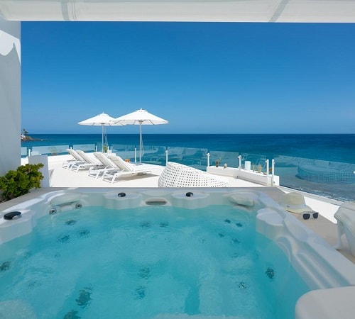 Foto del jacuzzi de la habitación con vistas al mar del hotel Lani's Suites de Luxe - Adults Only en Lanzarote