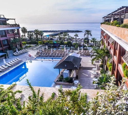 Foto de la piscina y zonas comunes del Gran Hotel Guadalpin Banus con impresionantes vistas al mar