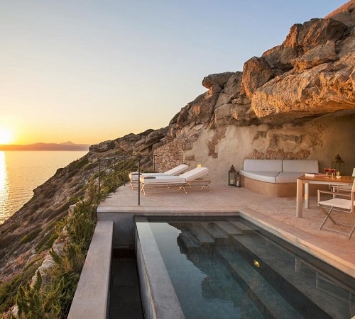 Habitación de lujo con piscina y vistas al mar en el hotel Cap Rocat en Cala Brava de Mallorca