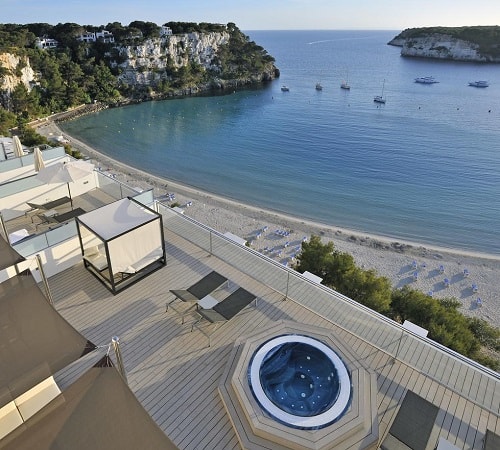 Habitaciones con vistas al mar con solarium, jacuzzi y camas balinesas en el Hotel Meliá Cala Galdana en la isla de Menorca